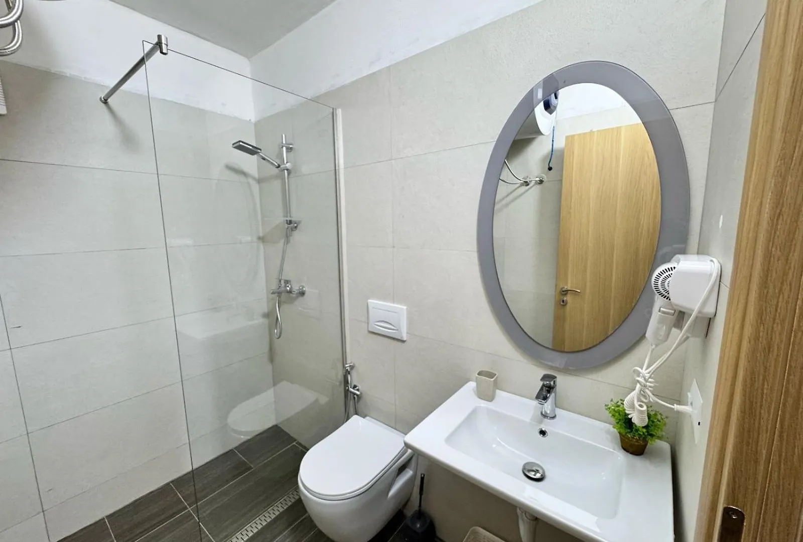 Wiola'S Vlora Private Villa With Private Parking